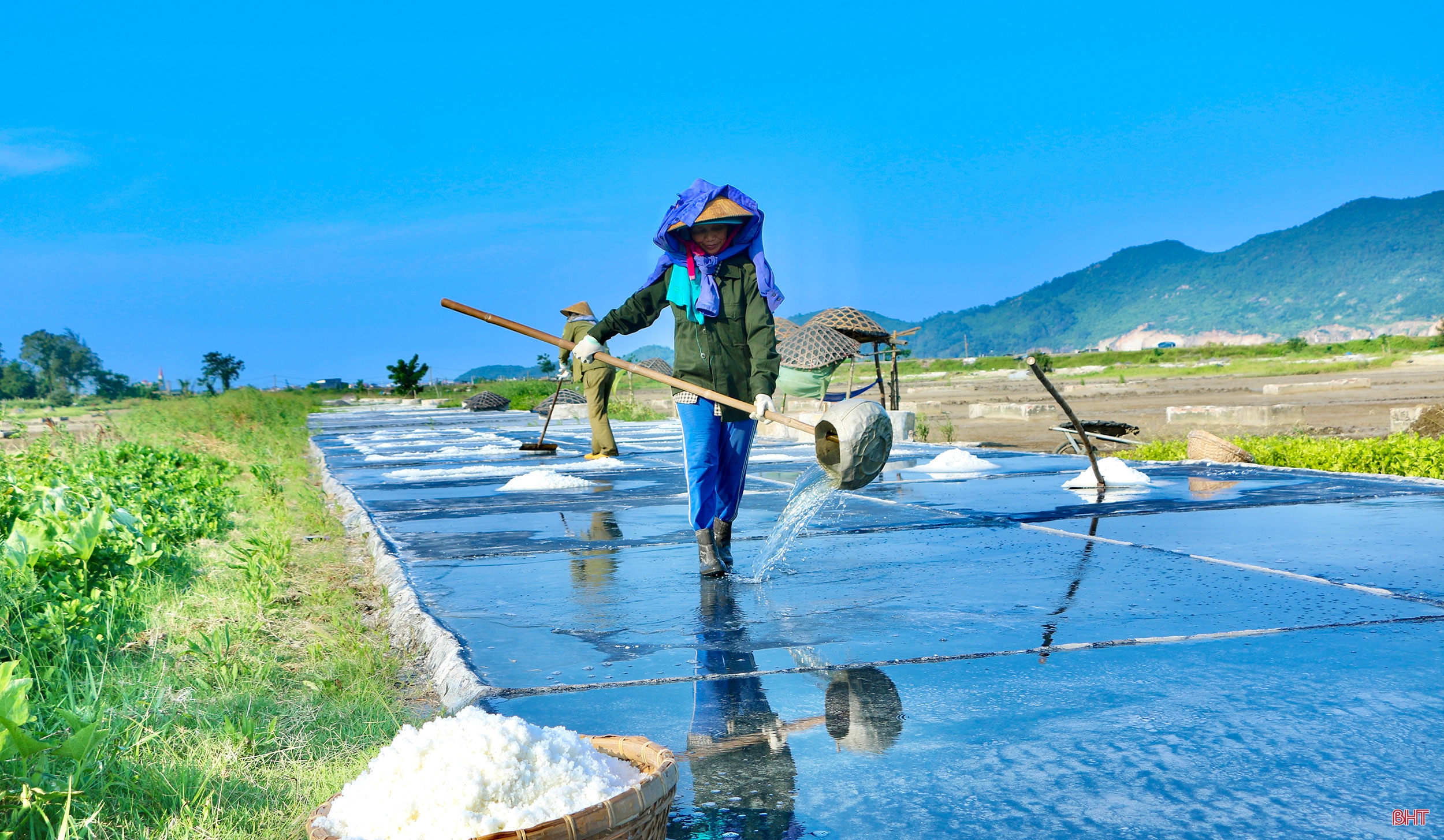 Nắng như “rót lửa”, diêm dân Hà Tĩnh cần mẫn bên những ruộng muối