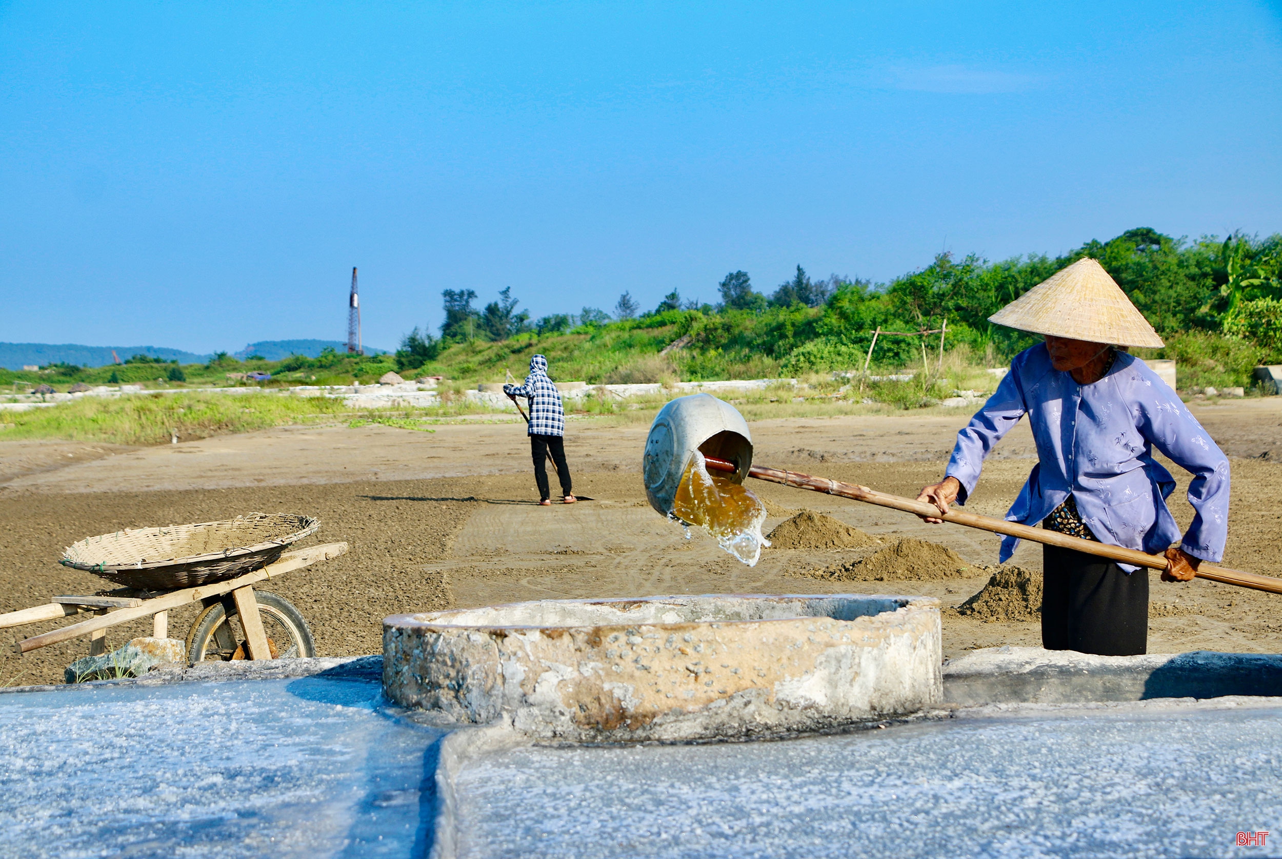 Nắng như “rót lửa”, diêm dân Hà Tĩnh cần mẫn bên những ruộng muối