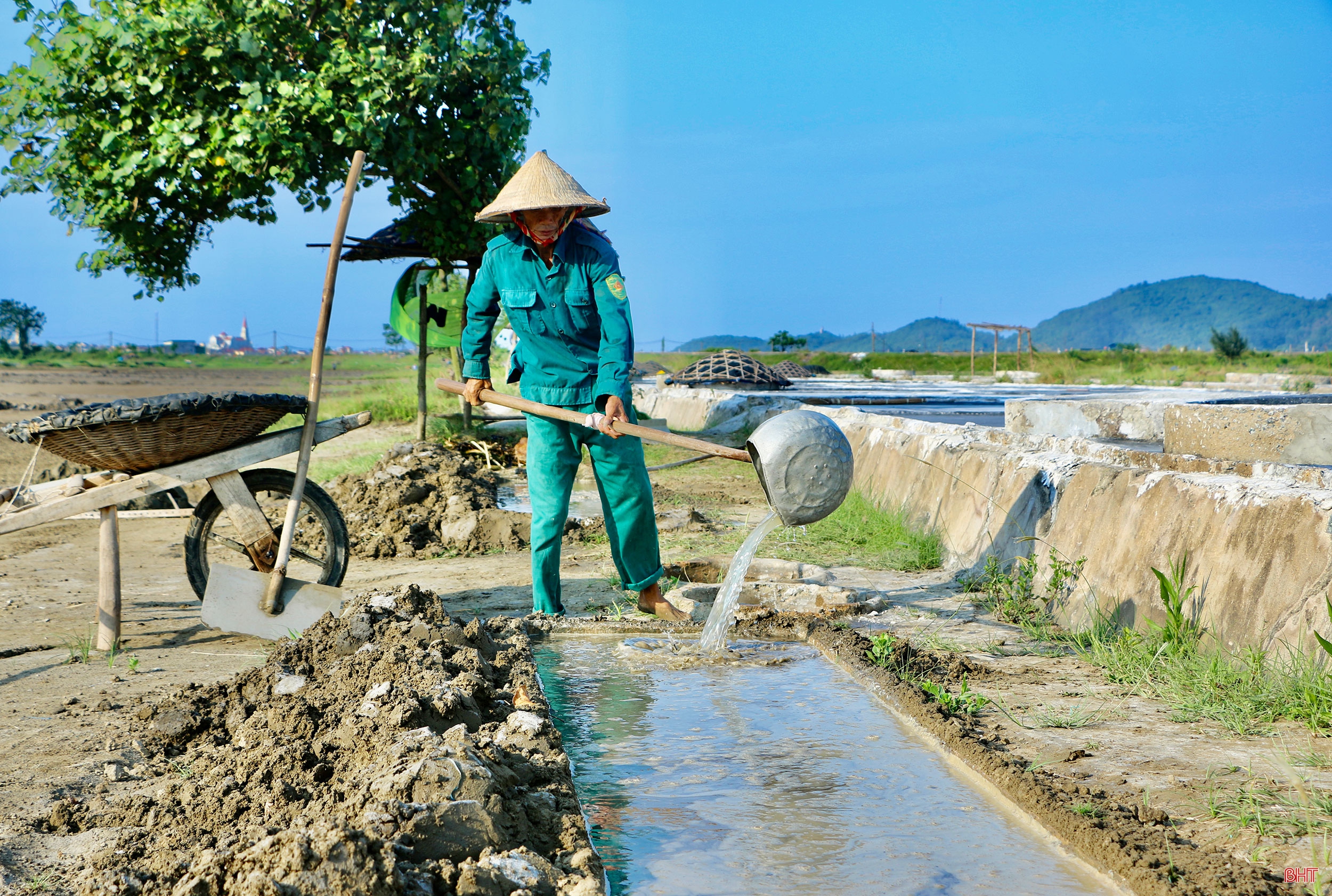 Nắng như “rót lửa”, diêm dân Hà Tĩnh cần mẫn bên những ruộng muối
