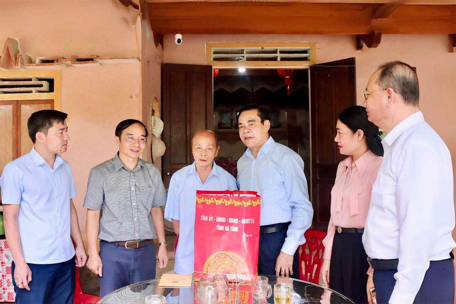 Tiếp đó, đoàn đến thăm hỏi, tặng quà ông Nguyễn Văn Duyên (SN 1939, trú thôn 2 - Văn Giang, xã Đức Giang) là thương binh 2/4, hiện sống một mình, ốm đau thường xuyên.