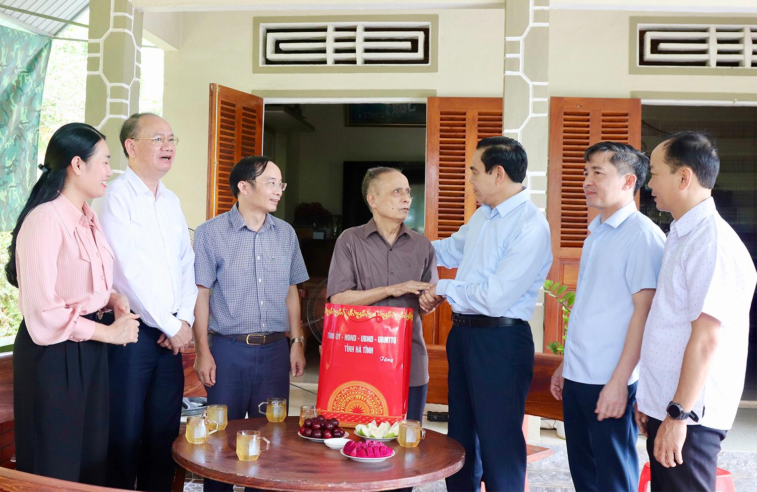 Chủ tịch UBND tỉnh Võ Trọng Hải và các thành viên trong đoàn đã đến tặng quà, thăm hỏi gia đình: ông Nguyễn Văn Tứ (SN 1942, trú thôn Yên Du, xã Đức Lĩnh) là bệnh binh 2/3, thương binh 4/4, ốm đau thường xuyên.