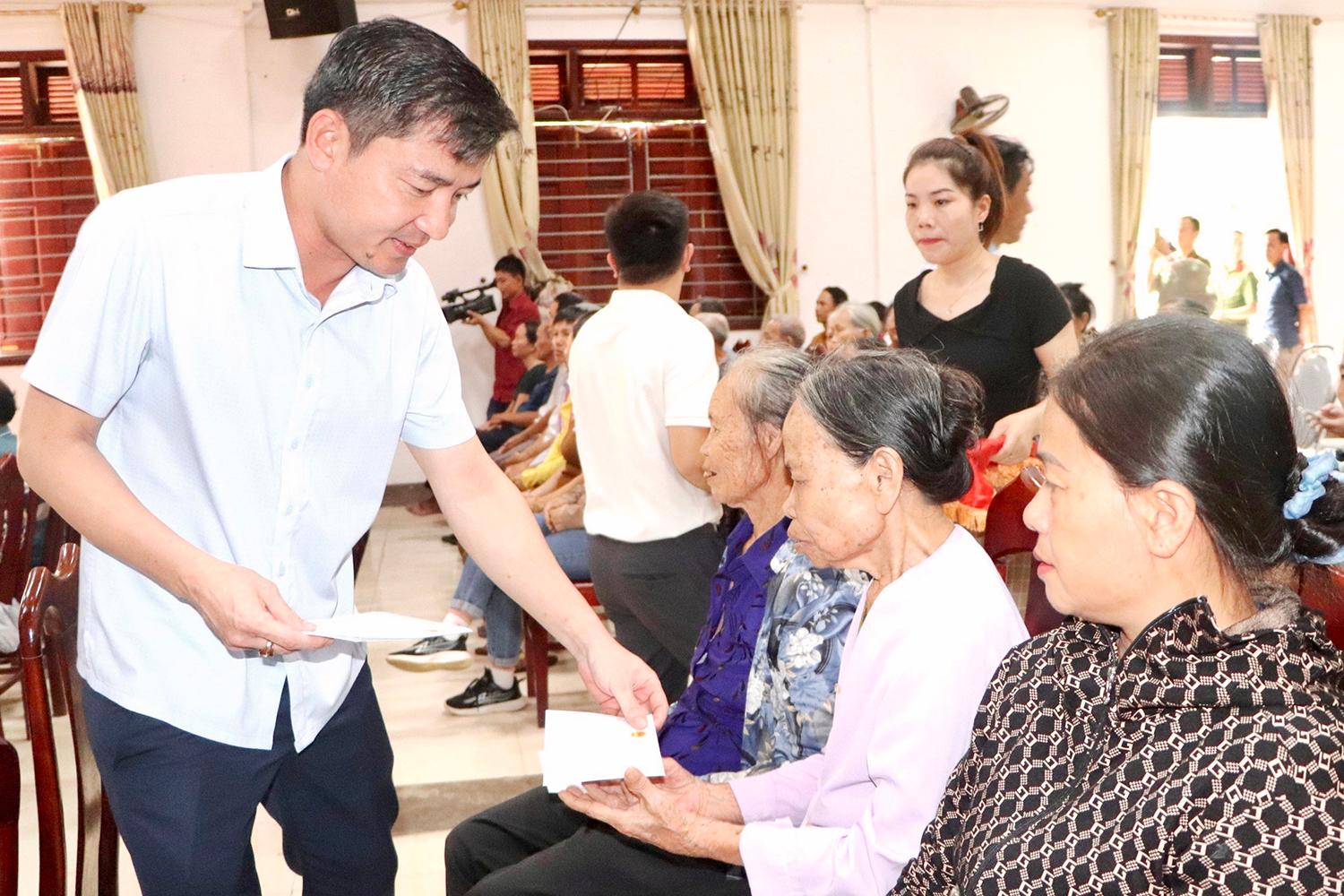 Lãnh đạo huyện Vũ Quang trao quà cho các gia đình.