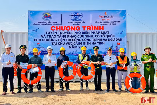 Trao phao cứu sinh, cờ Tổ quốc cho ngư dân Hà Tĩnh