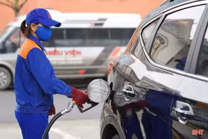 Giá xăng E10 giảm hơn 1.800 đồng một lít