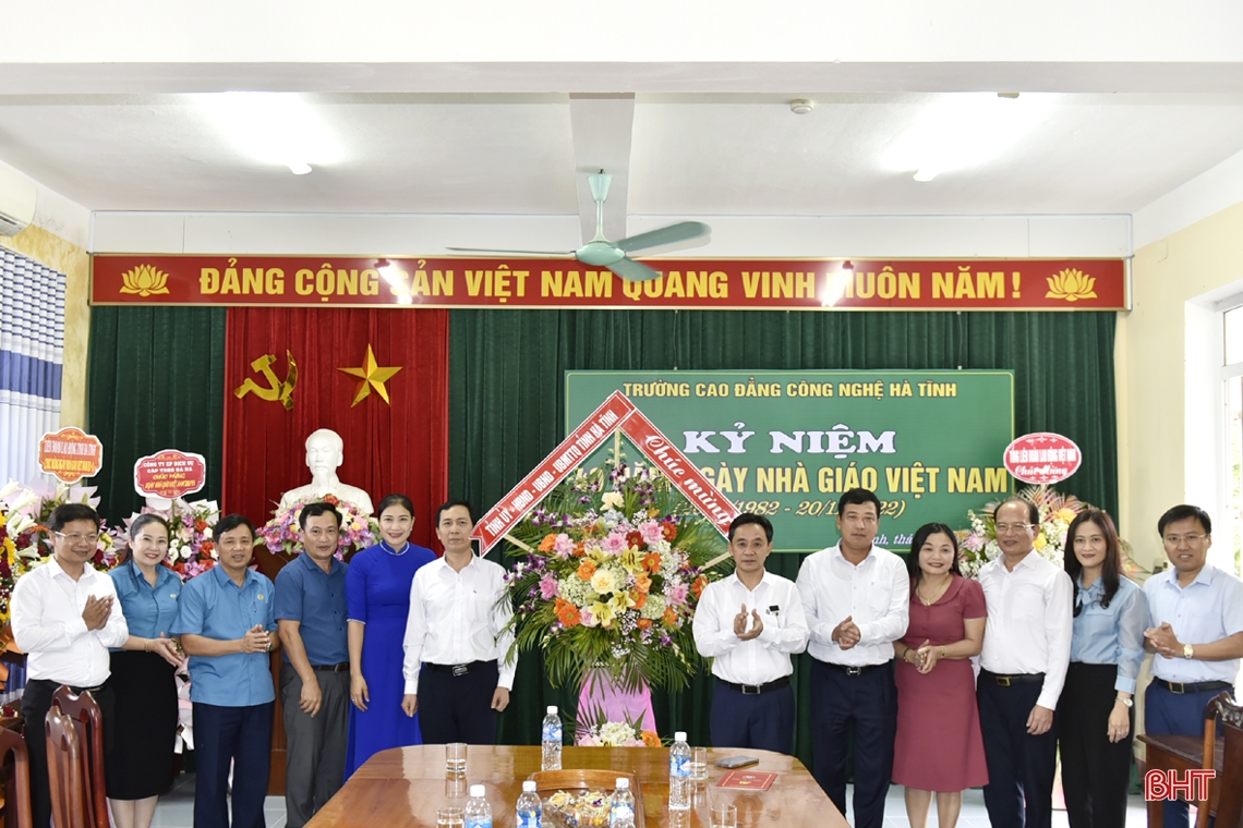 Lãnh đạo Hà Tĩnh chúc mừng các đơn vị, trường học nhân Ngày Nhà giáo Việt Nam