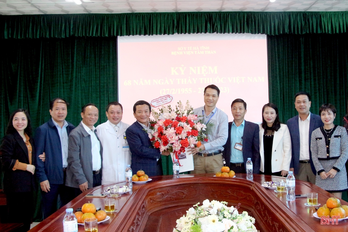 Lãnh đạo tỉnh chúc mừng các cơ sở y tế Hà Tĩnh nhân Ngày Thầy thuốc Việt Nam