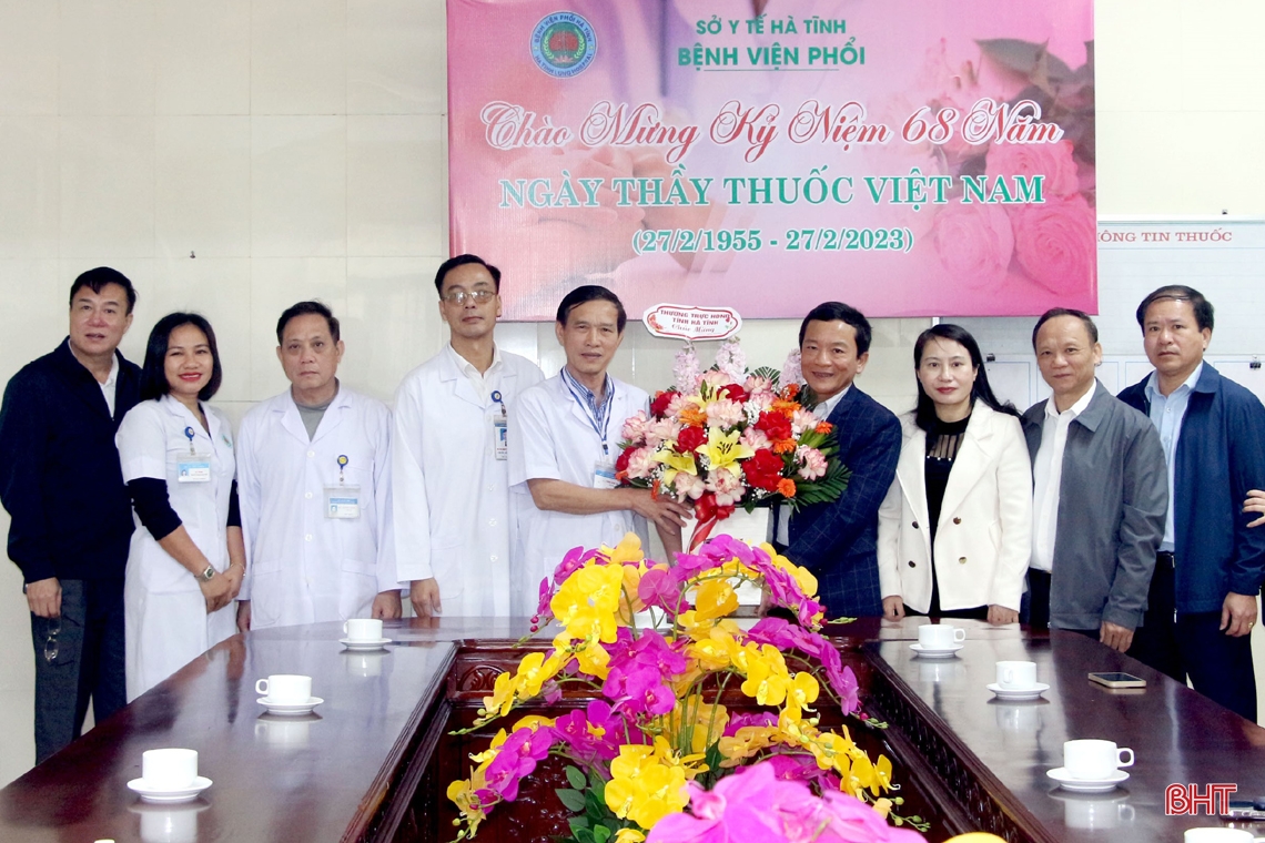 Lãnh đạo tỉnh chúc mừng các cơ sở y tế Hà Tĩnh nhân Ngày Thầy thuốc Việt Nam