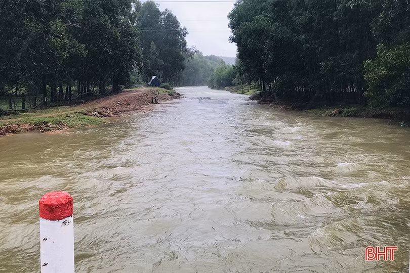 Các hồ chứa lớn ở Hà Tĩnh nâng mức xả tràn trước mưa lớn