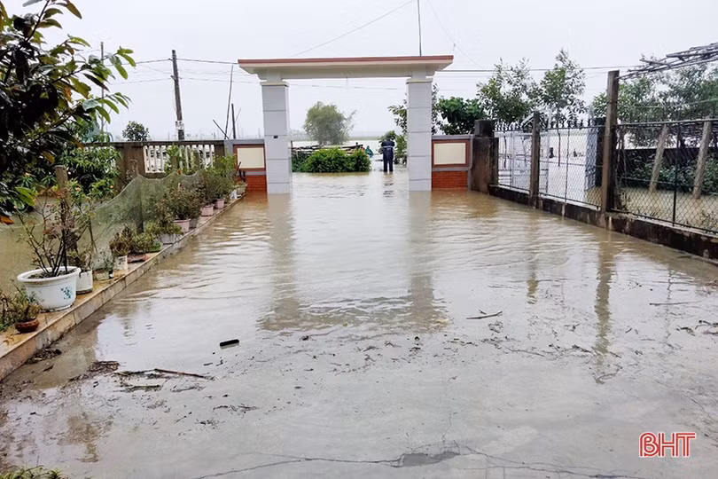 Các hồ chứa lớn ở Hà Tĩnh nâng mức xả tràn trước mưa lớn