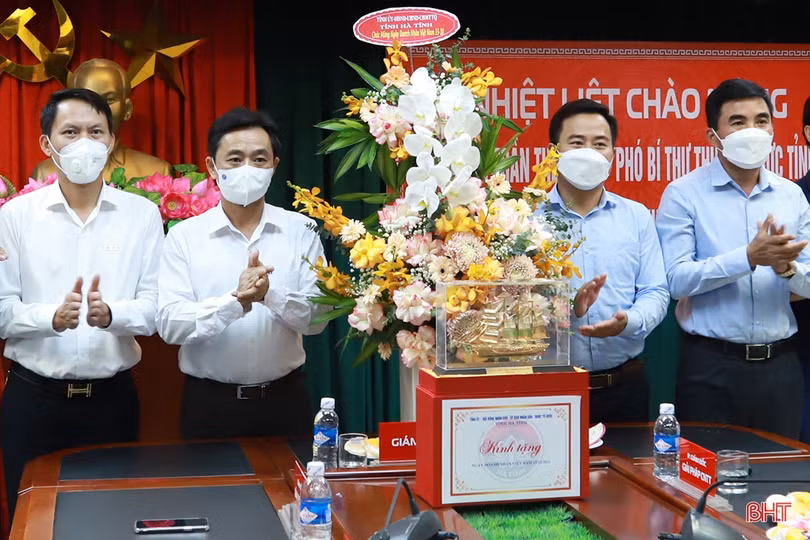 Lãnh đạo Hà Tĩnh chúc mừng doanh nghiệp nhân ngày Doanh nhân Việt Nam 
