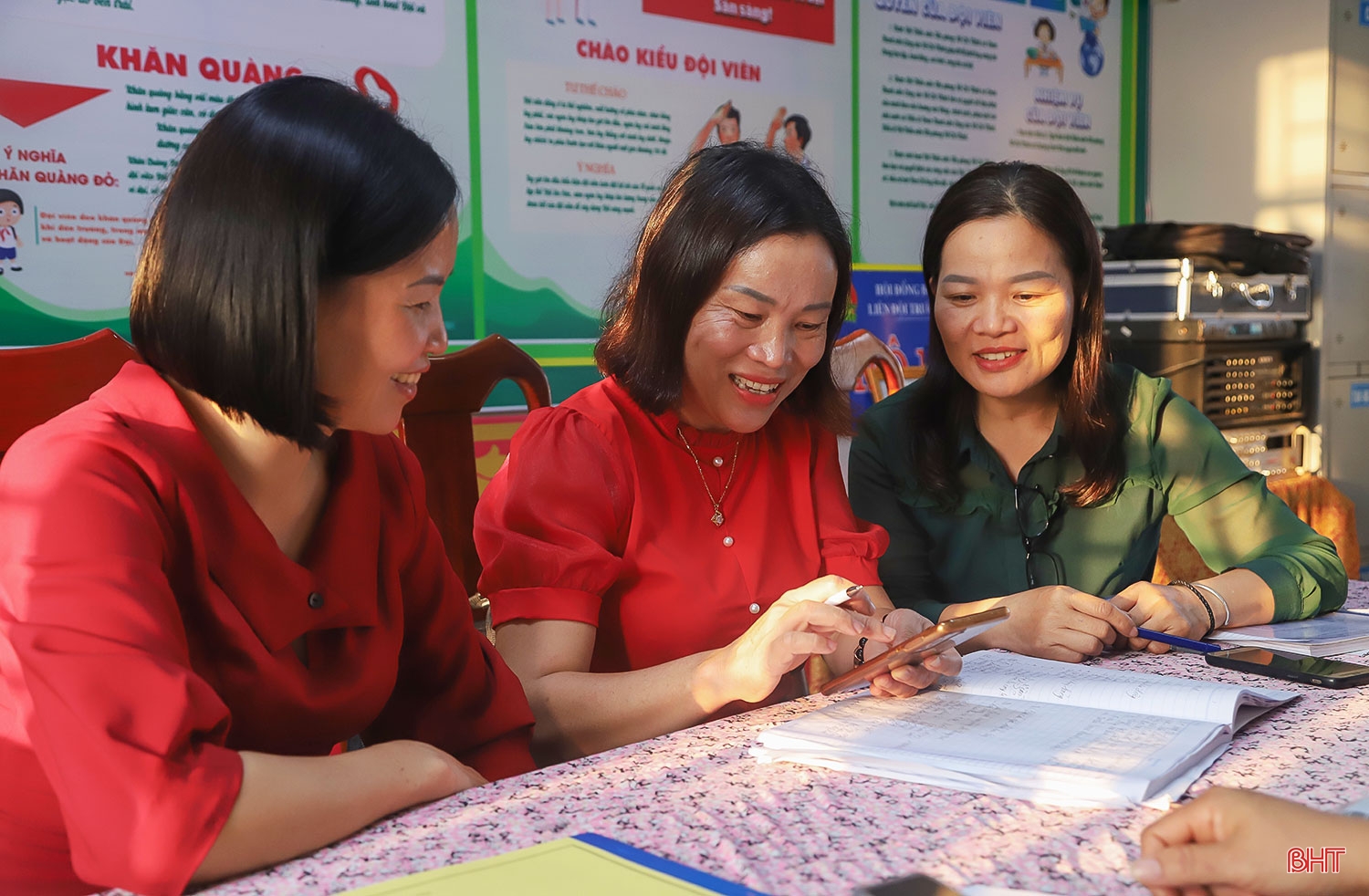 Vinh quang sứ mệnh “trồng người” (bài 2): “Người mẹ” của học sinh ở những vùng khó khăn