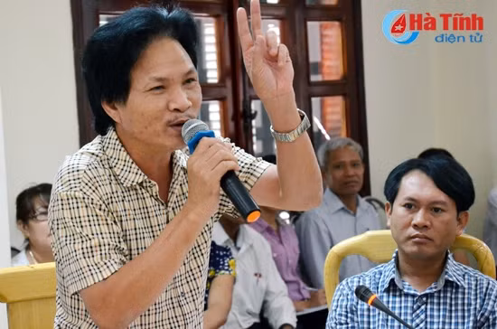 Chủ tịch Hiệp hội DN Hương Khê: Qua phản ánh của các DN trên địa bàn huyện, thủ tục cho vay vốn của một số ngân hàng còn rườm rà, năng lực thực hiện các thanh toán quốc tế còn hạn chế, việc thu phí của ngân hàng chưa thực sự thuyết phục.