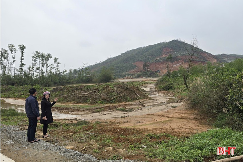 Bà Chu Thị Nhung - Trưởng thôn Lạc Tiến và người dân mong muốn các cấp, ngành quan tâm khảo sát và có giải pháp đảm bảo về lâu dài.