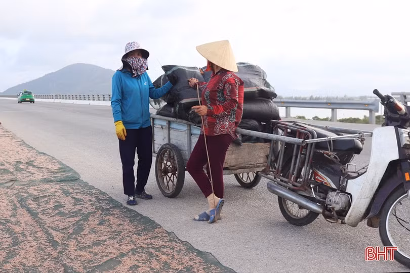 Vô tư phơi ruốc biển trên cầu Cửa Nhượng!