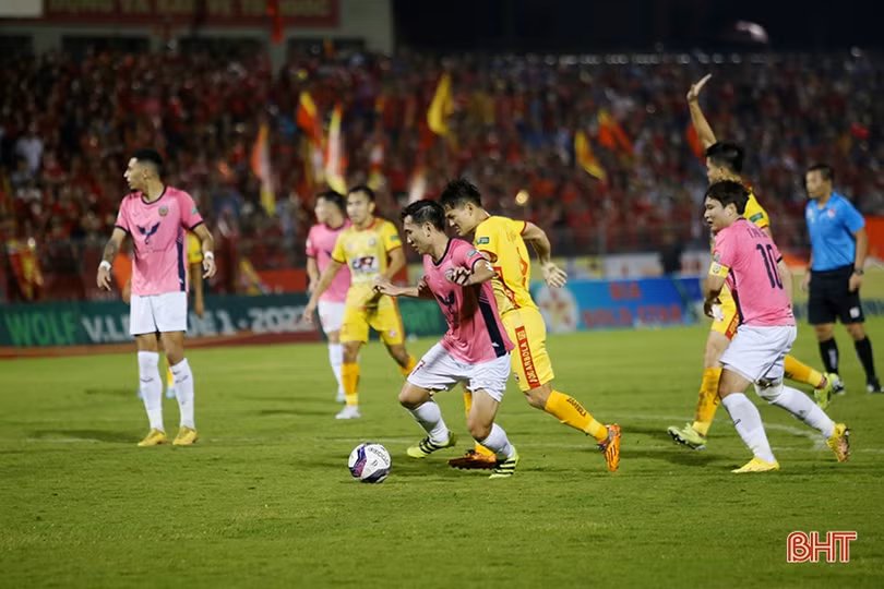 Hồng Lĩnh Hà Tĩnh ở lại V.League sau chiến thắng 2-1 trên sân nhà