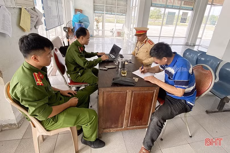 CSGT Hà Tĩnh phát hiện xe khách chở gỗ trái phép từ Quảng Bình về Nghệ An
