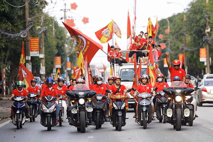 Cổ động viên Hà Tĩnh tiếp lửa” đội nhà trước trận cuối với Thanh Hóa