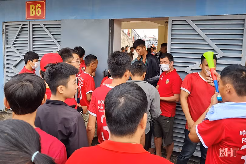 Cổ động viên Hà Tĩnh tiếp lửa” đội nhà trước trận cuối với Thanh Hóa