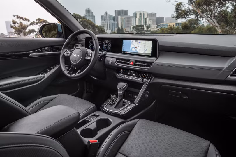 Kia Seltos 2024: Diện mạo mới hiện đại hơn, nâng cấp nội thất và động cơ