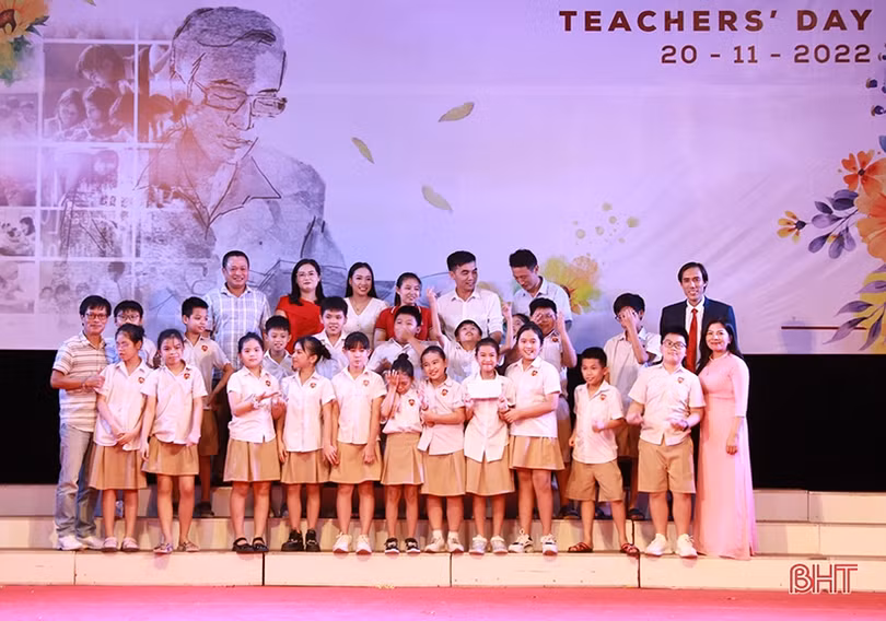 Hấp dẫn chương trình văn nghệ tri ân thầy cô của học sinh iSchool Hà Tĩnh