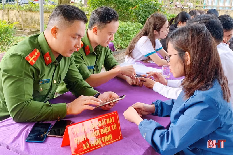 Cầm tay, chỉ việc, giúp người dân Hà Tĩnh “chuyển đổi số”