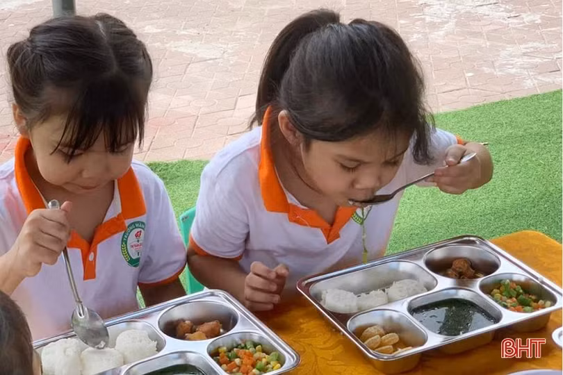 Bữa ăn bán trú - bữa cơm gia đình của các cháu học sinh Lộc Hà