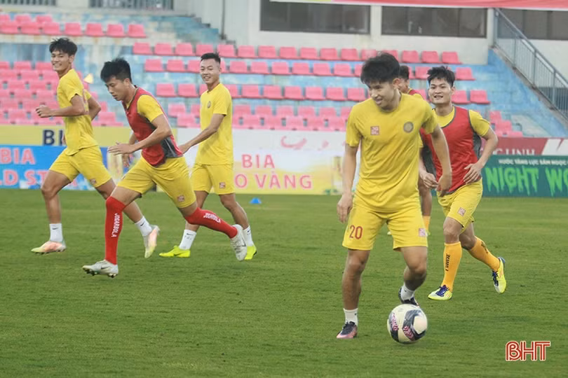 Cầu thủ Đông Á Thanh Hóa làm quen sân Hà Tĩnh