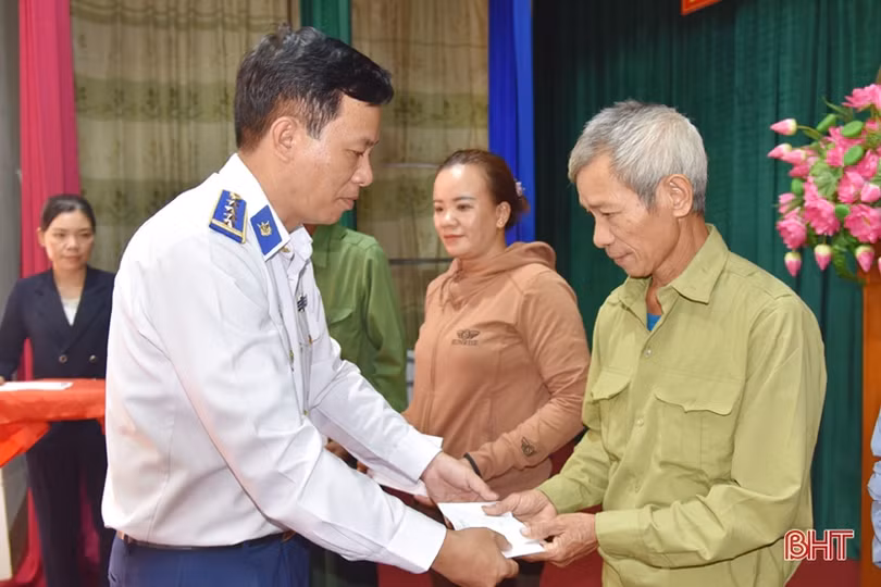 Cảnh sát biển đồng hành cùng ngư dân Hà Tĩnh vượt khó