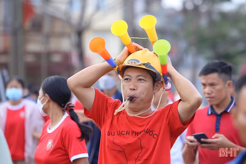 Cổ động viên Hà Tĩnh tiếp lửa” đội nhà trước trận cuối với Thanh Hóa