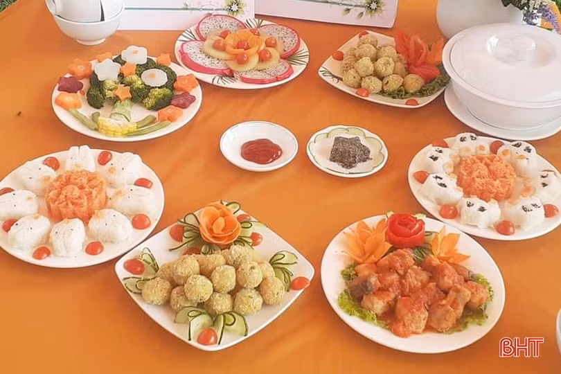 Bữa ăn bán trú - bữa cơm gia đình của các cháu học sinh Lộc Hà