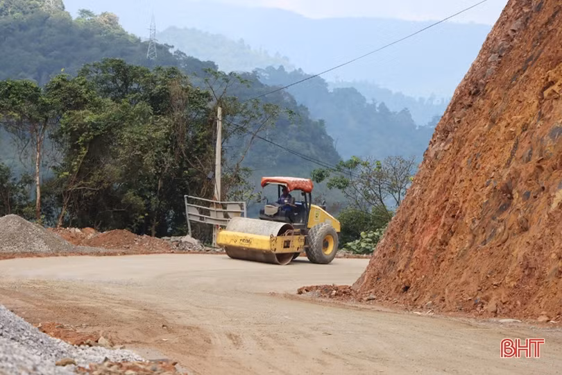 Khắc phục khó khăn, đẩy nhanh tiến độ dự án cải tạo, nâng cấp QL 8A