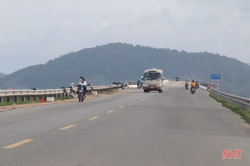 Vô tư phơi ruốc biển trên cầu Cửa Nhượng!