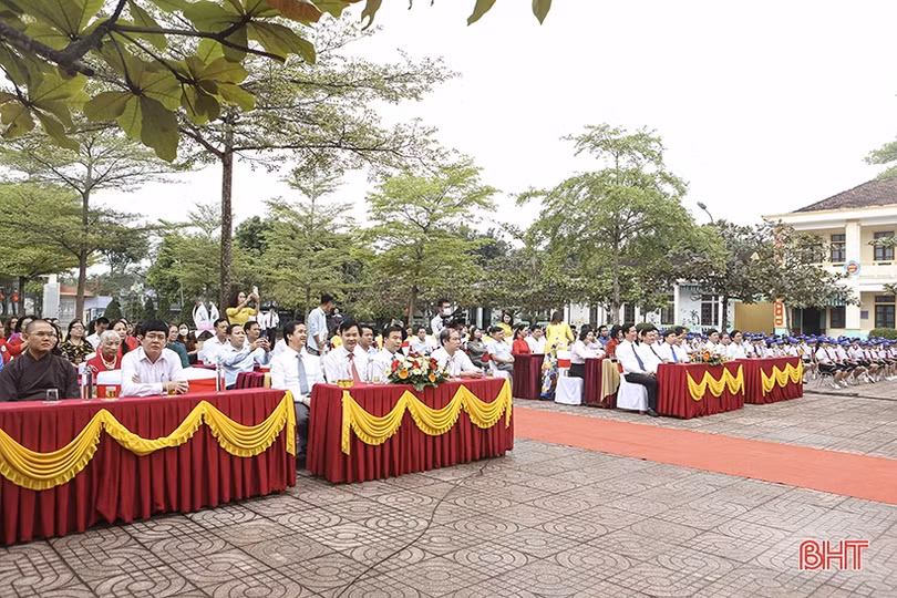 Trường Tiểu học thị trấn Đức Thọ đón nhận Huân chương Lao động hạng Nhất