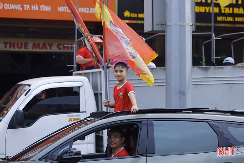 Cổ động viên Hà Tĩnh tiếp lửa” đội nhà trước trận cuối với Thanh Hóa