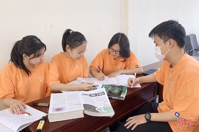 Quỹ học bổng Trường THPT Chuyên Hà Tĩnh chắp cánh” tương lai cho học sinh nghèo