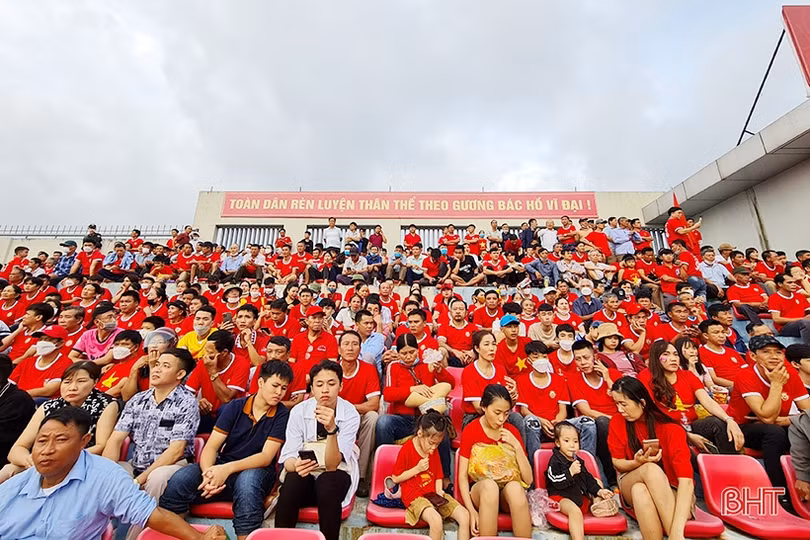 Cổ động viên Hà Tĩnh tiếp lửa” đội nhà trước trận cuối với Thanh Hóa