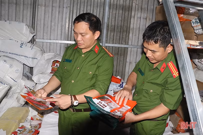 Hà Tĩnh: Phát hiện cơ sở tự đóng gói bimbim, bánh tráng trộn bán ra thị trường