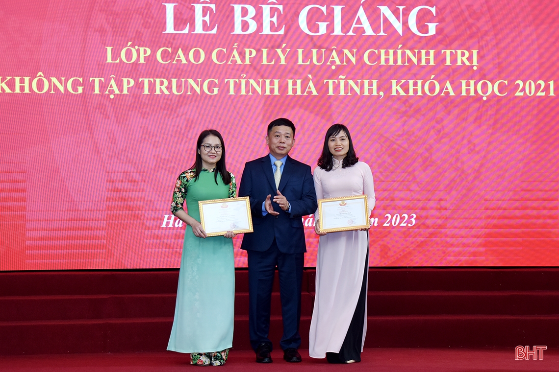 60 học viên Hà Tĩnh được trao bằng tốt nghiệp cao cấp lý luận chính trị