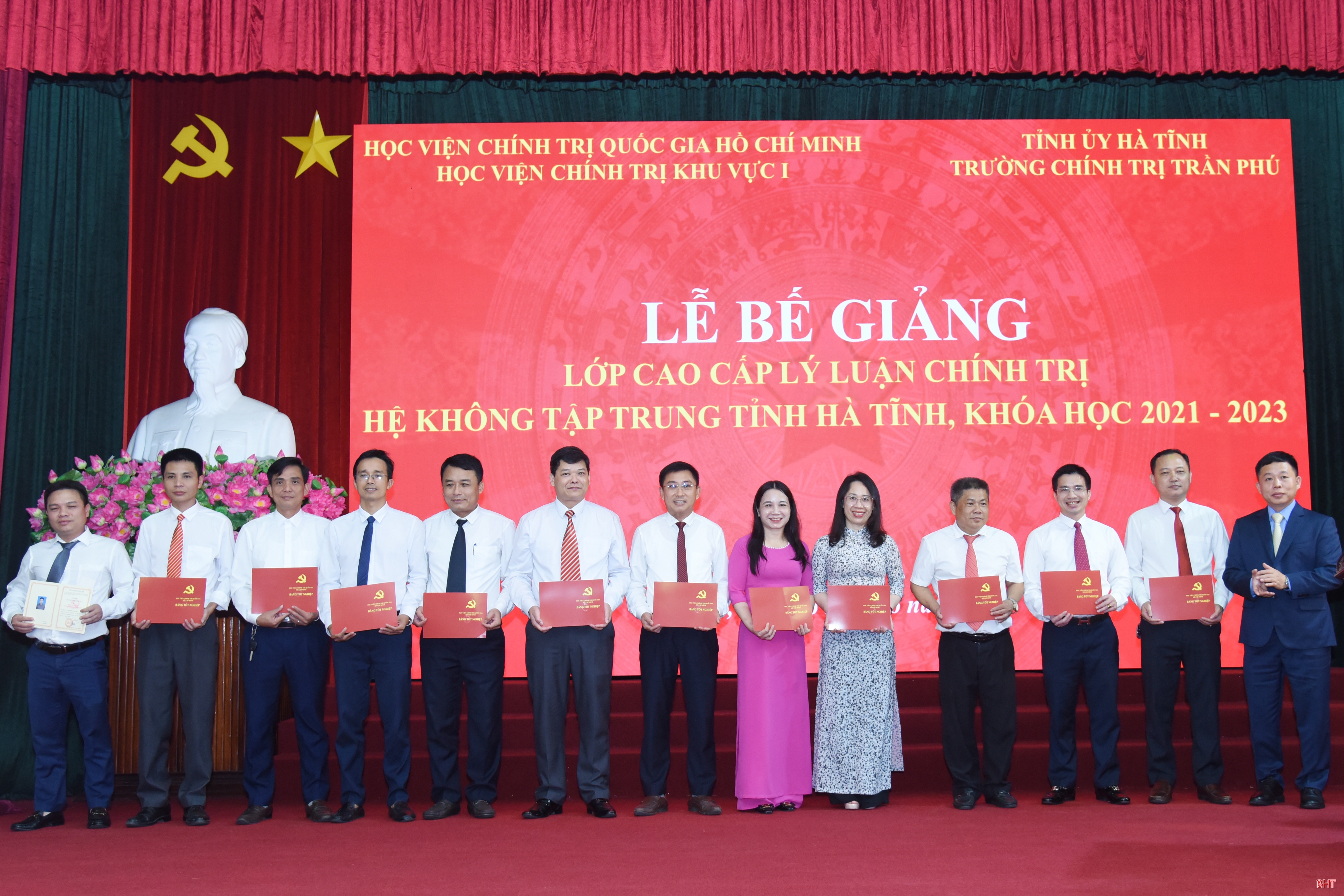 60 học viên Hà Tĩnh được trao bằng tốt nghiệp cao cấp lý luận chính trị