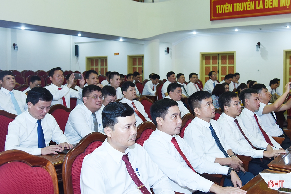 60 học viên Hà Tĩnh được trao bằng tốt nghiệp cao cấp lý luận chính trị
