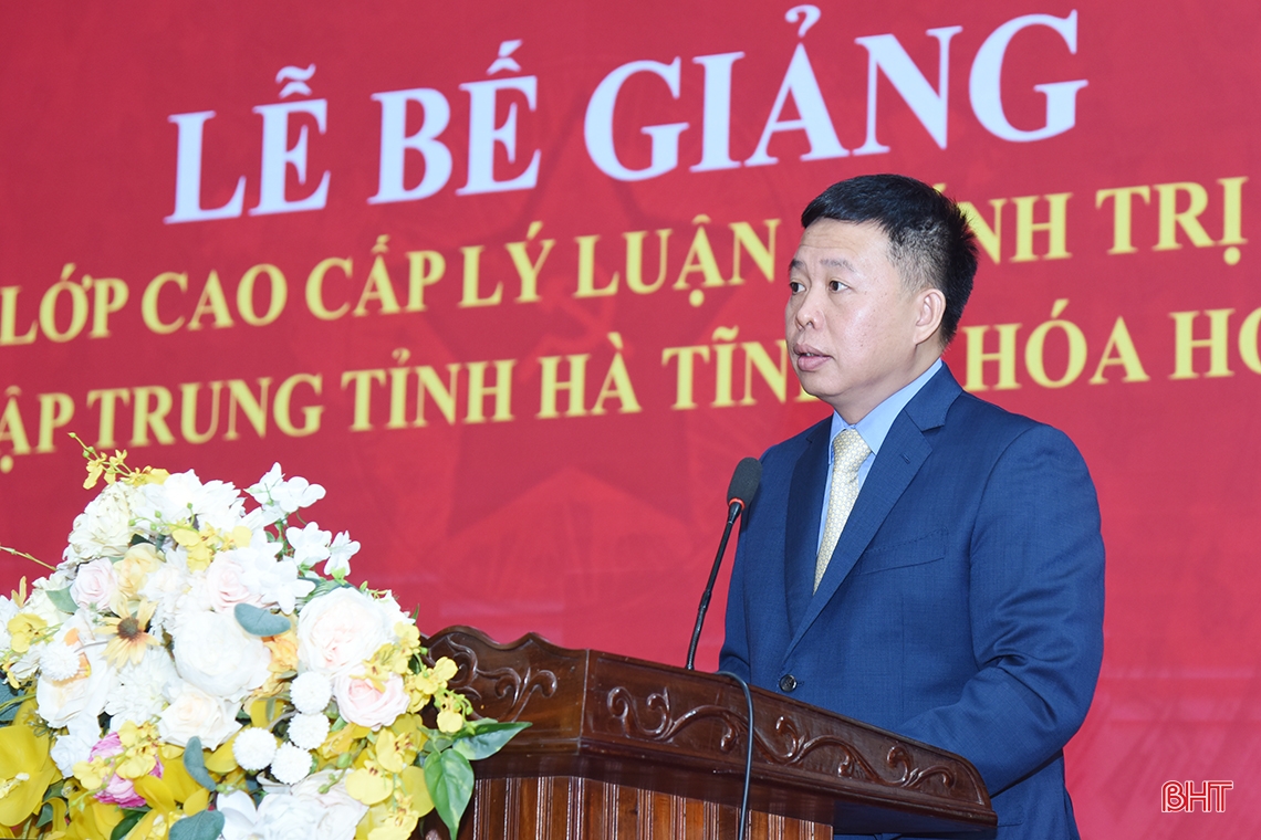 60 học viên Hà Tĩnh được trao bằng tốt nghiệp cao cấp lý luận chính trị