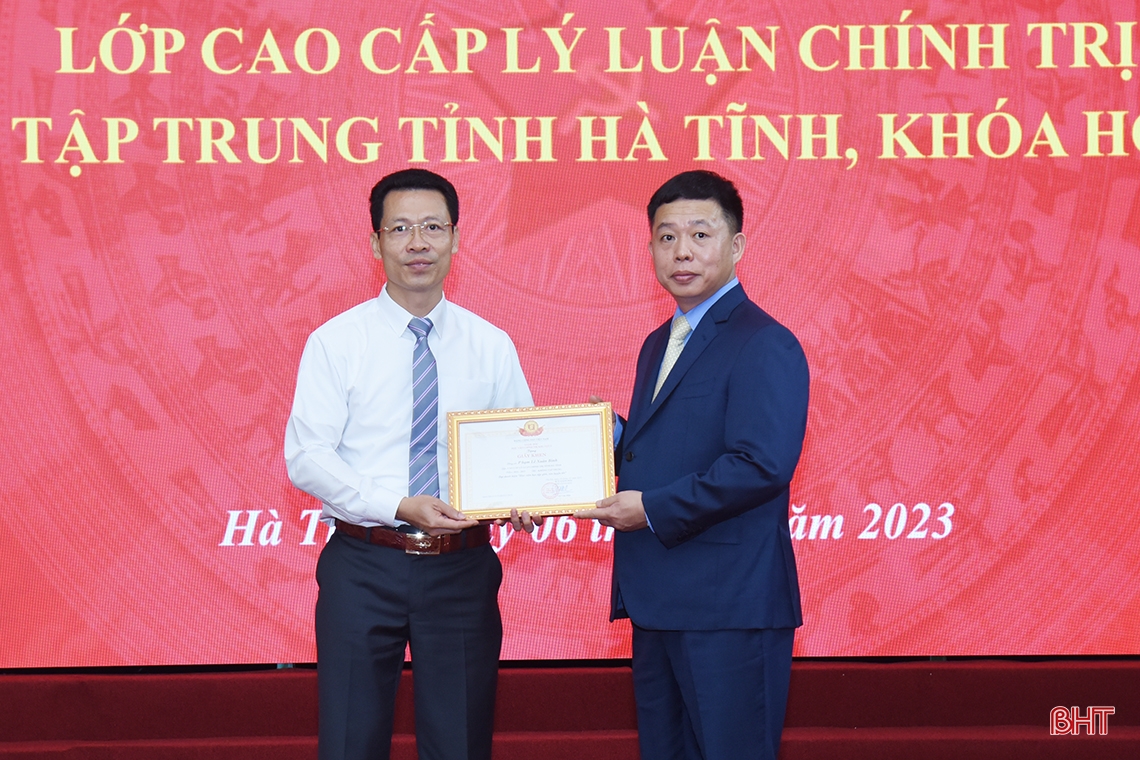 60 học viên Hà Tĩnh được trao bằng tốt nghiệp cao cấp lý luận chính trị