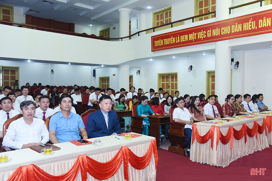 60 học viên Hà Tĩnh được trao bằng tốt nghiệp cao cấp lý luận chính trị