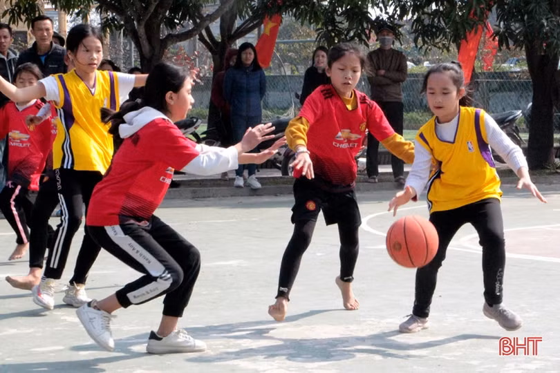 52 đội sôi nổi tranh tài Giải Bóng rổ tiểu học Thạch Hà