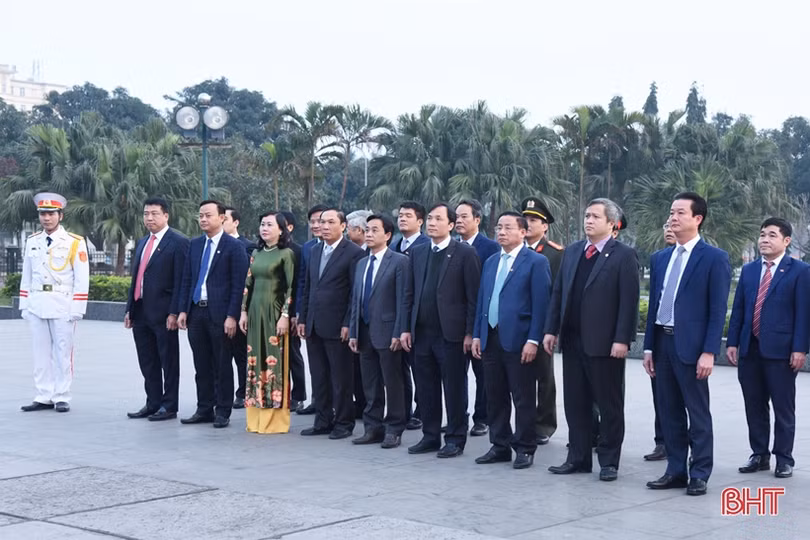 Đoàn đại biểu Hà Tĩnh dự Đại hội XIII của Đảng dâng hương, báo công với Bác Hồ