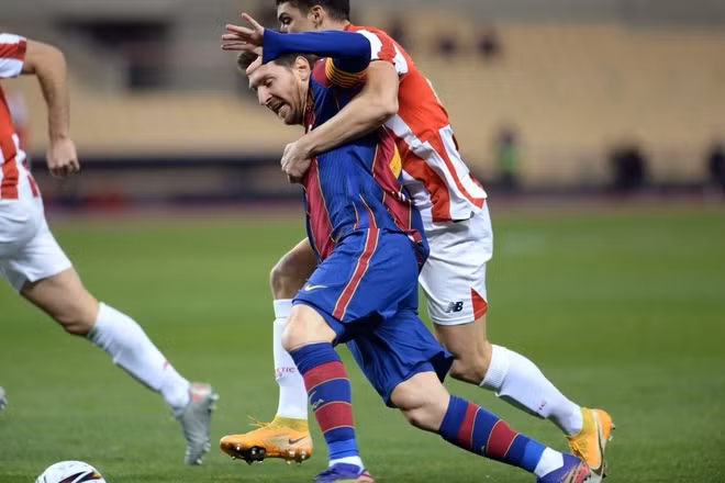 Messi lần đầu bị đuổi khỏi sân trong màu áo Barca