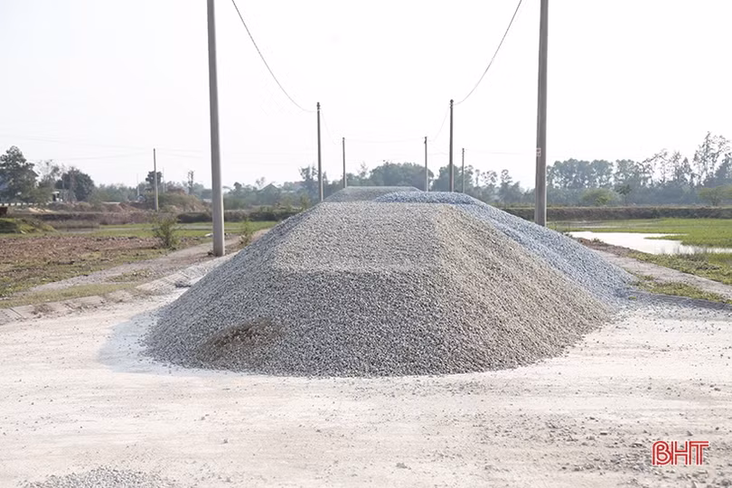 Hà Tĩnh: Khu quy hoạch dân cư thành bãi tập kết vật liệu xây dựng trái phép