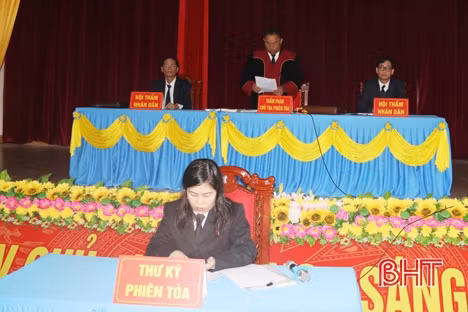 Bán pháo nổ cho người quen qua mạng xã hội, 9X lĩnh 16 tháng tù