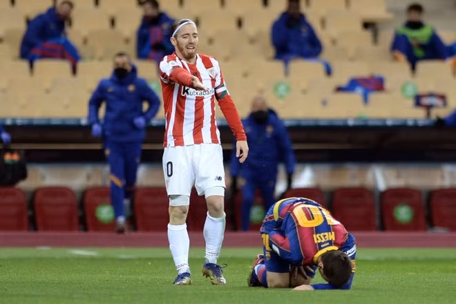 Messi lần đầu bị đuổi khỏi sân trong màu áo Barca