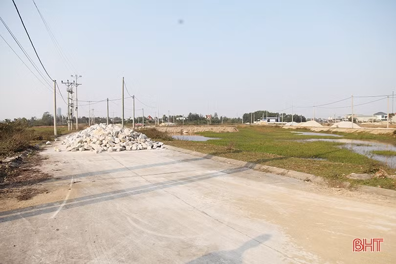 Hà Tĩnh: Khu quy hoạch dân cư thành bãi tập kết vật liệu xây dựng trái phép